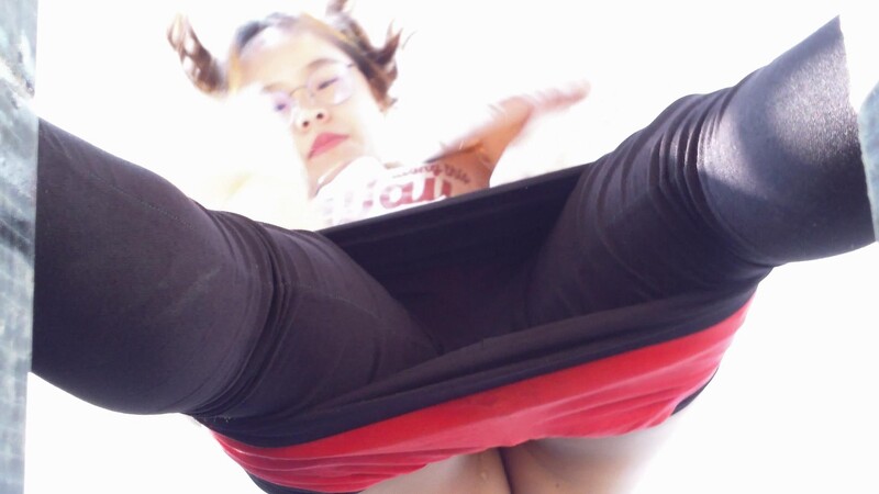 （高中妹）极品美穴眼睛妹 尿尿不小心挤出一点屎出来.jpg